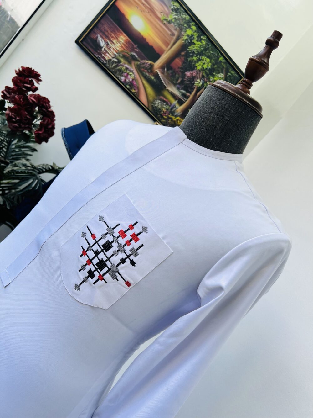 White kaftan detailed with a red-black embroidered pocket