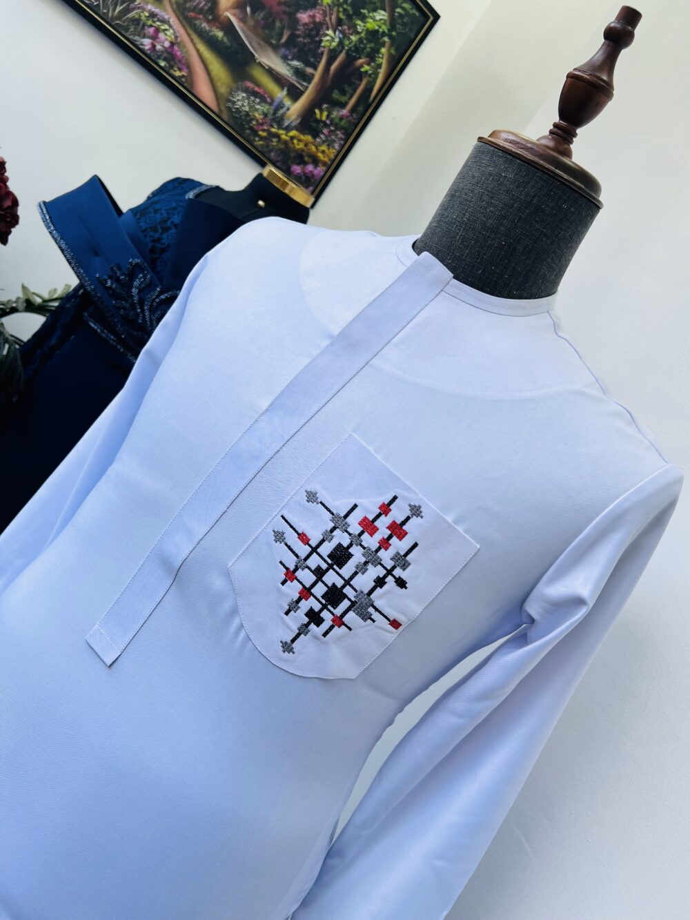 White kaftan detailed with a red-black embroidered pocket