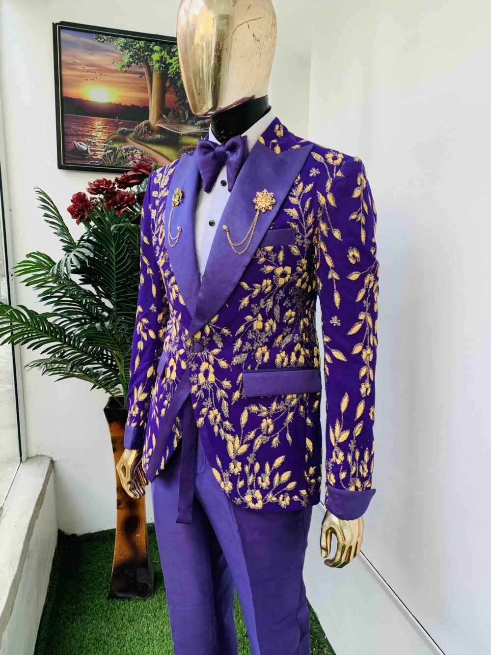 Purple-gold Jacquard peak lapel tuxedo suit.