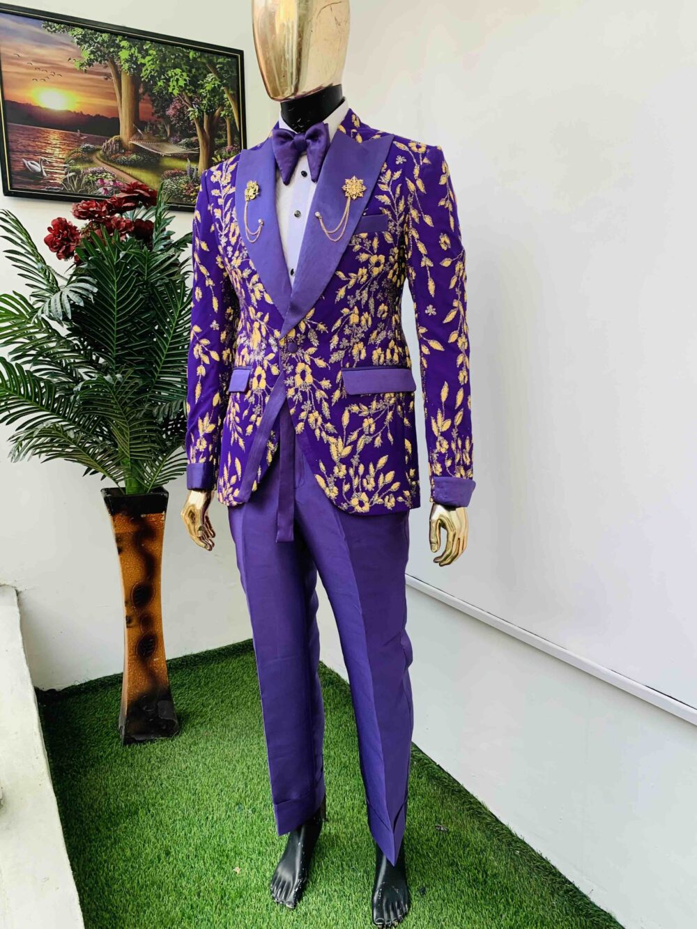 Purple-gold Jacquard peak lapel tuxedo suit.