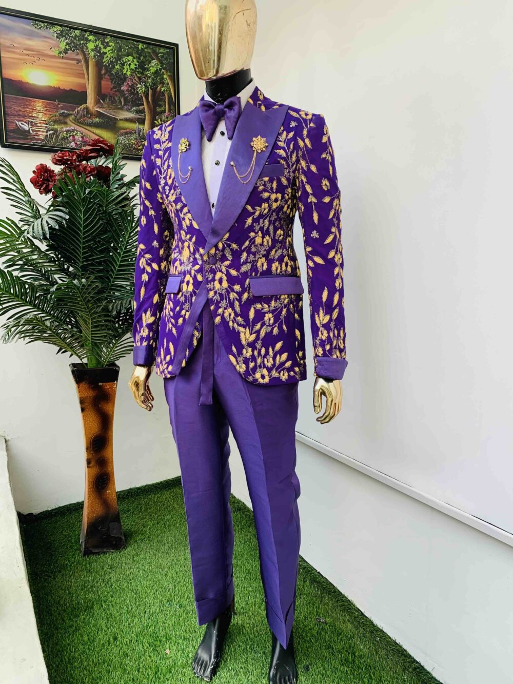 Purple-gold Jacquard peak lapel tuxedo suit.