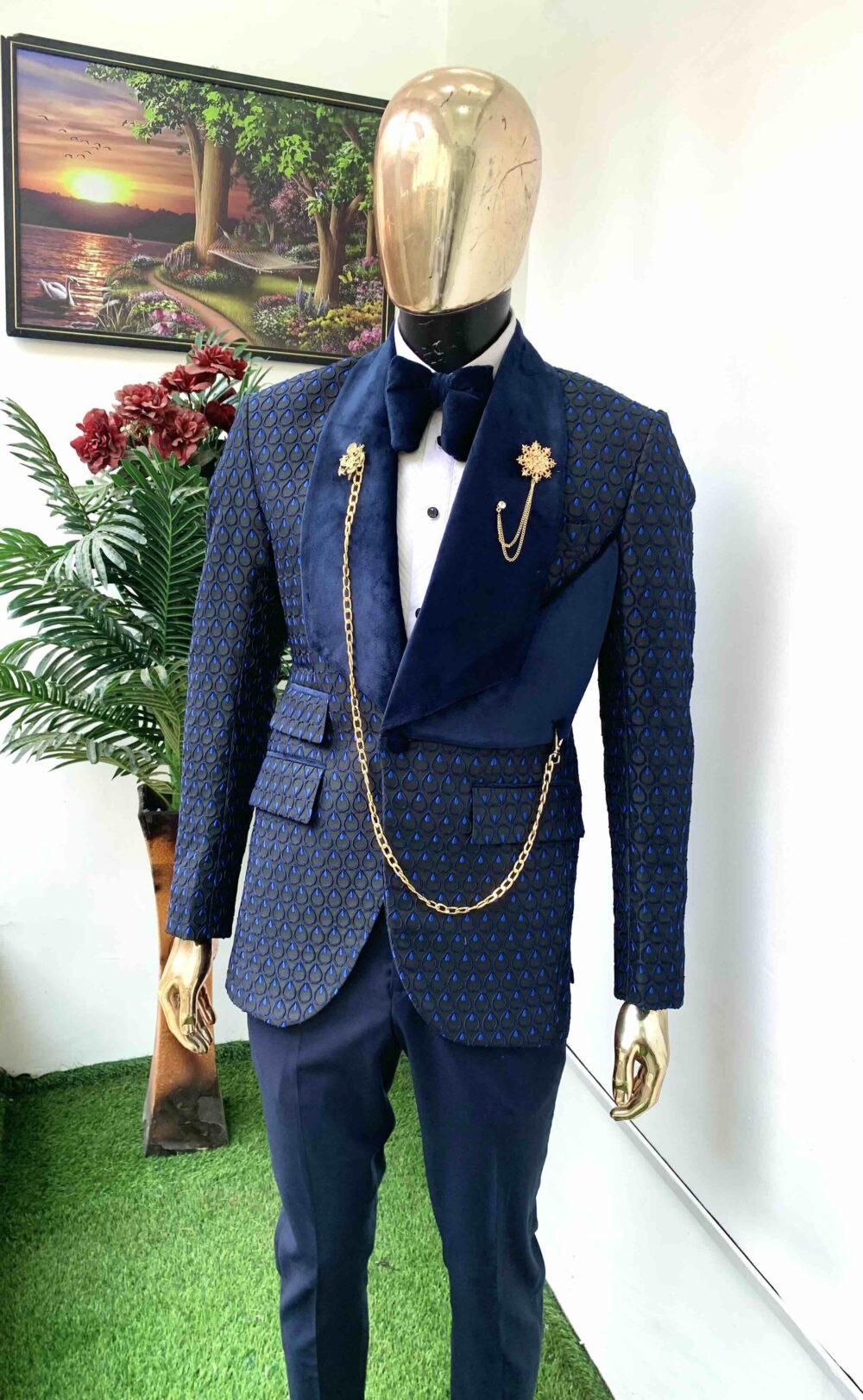 Blue pear shape dotted jacquard shawl lapel tuxedo suit.