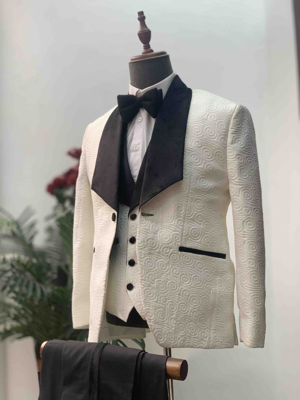 Off-white jacquard shawl lapel tuxedo suit