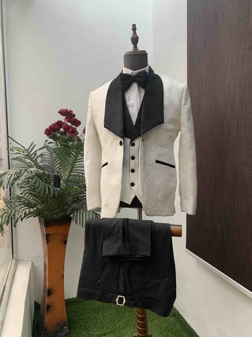 Off-white jacquard shawl lapel tuxedo suit